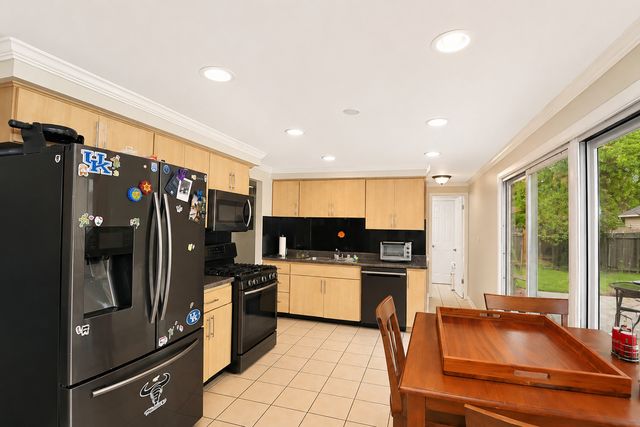 817 Stamford Court, Schaumburg, IL 60193
