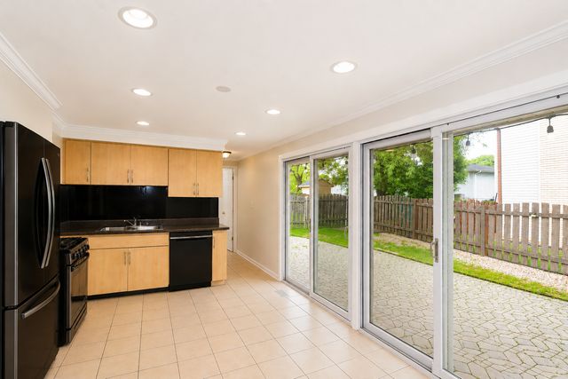 817 Stamford Court, Schaumburg, IL 60193