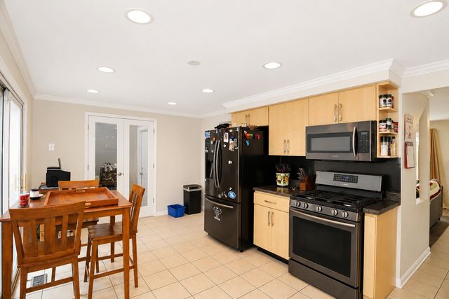 817 Stamford Court, Schaumburg, IL 60193