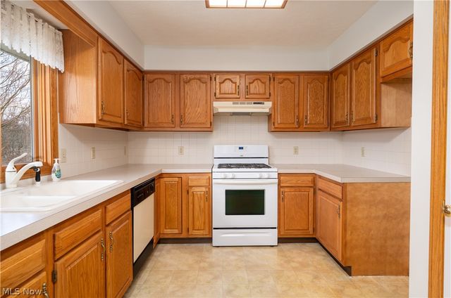 1389 N Milburn Square NE, Bolivar, OH 44612