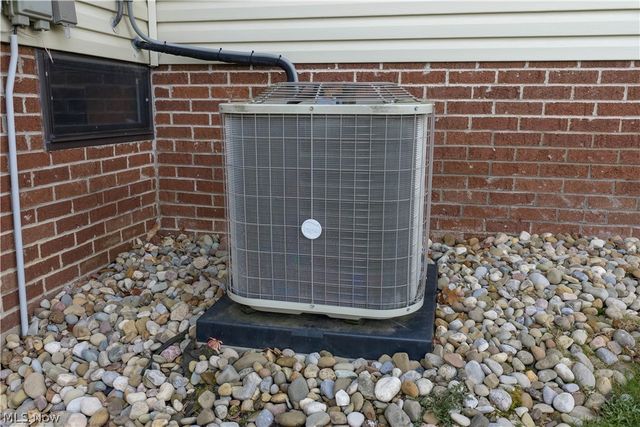 1389 N Milburn Square NE, Bolivar, OH 44612