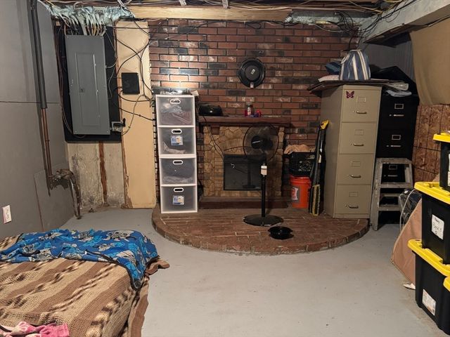 93 Marguerite St, Chicopee, MA 01020