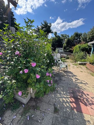 93 Marguerite St, Chicopee, MA 01020