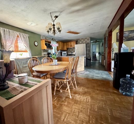 93 Marguerite St, Chicopee, MA 01020