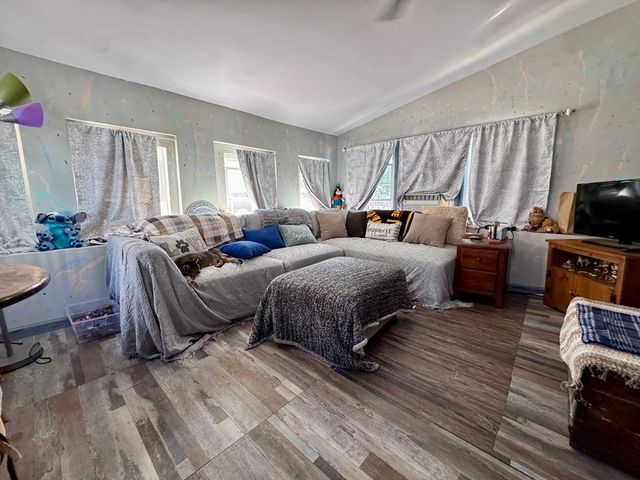 93 Marguerite St, Chicopee, MA 01020