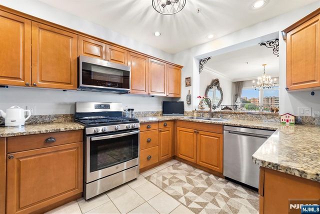 108 The Promenade 108, Edgewater, NJ 07020