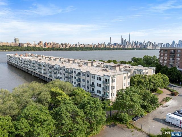 108 The Promenade 108, Edgewater, NJ 07020