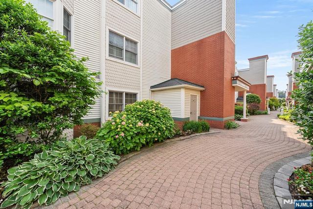 108 The Promenade 108, Edgewater, NJ 07020
