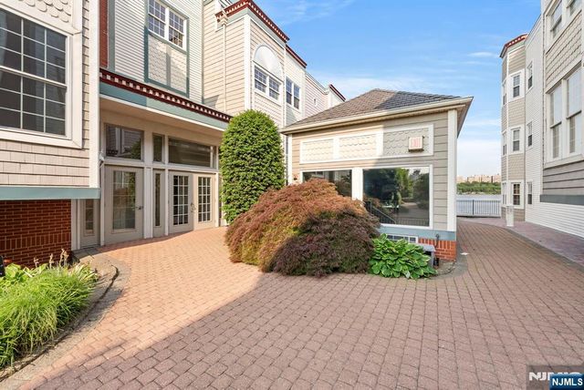 108 The Promenade 108, Edgewater, NJ 07020