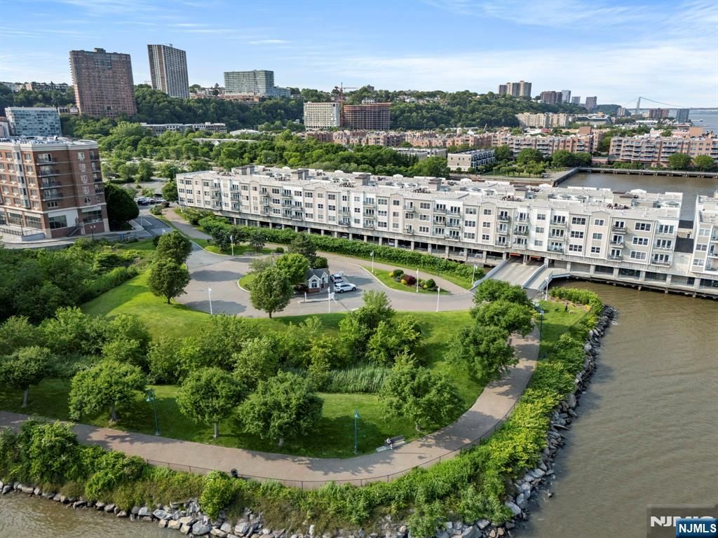 108 The Promenade 108, Edgewater, NJ 07020