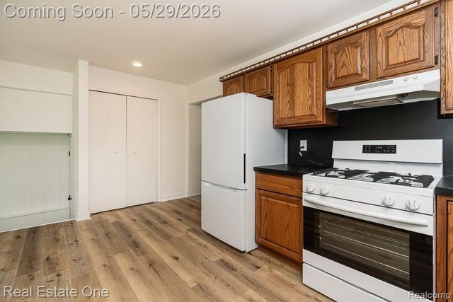 1056 Adams Road, Burton, MI 48509