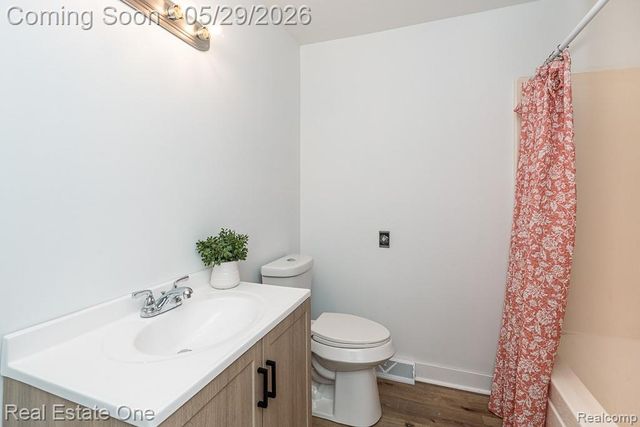 1056 Adams Road, Burton, MI 48509