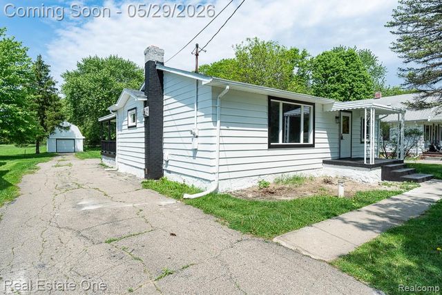 1056 Adams Road, Burton, MI 48509