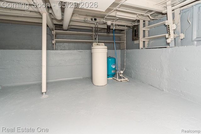 1056 Adams Road, Burton, MI 48509