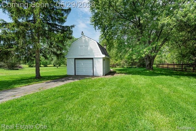 1056 Adams Road, Burton, MI 48509
