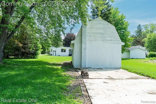 1056 Adams Road, Burton, MI 48509