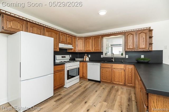 1056 Adams Road, Burton, MI 48509