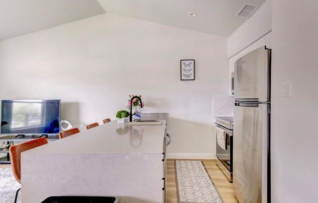 1205 Hollow creek DR 202, Austin, TX 78704