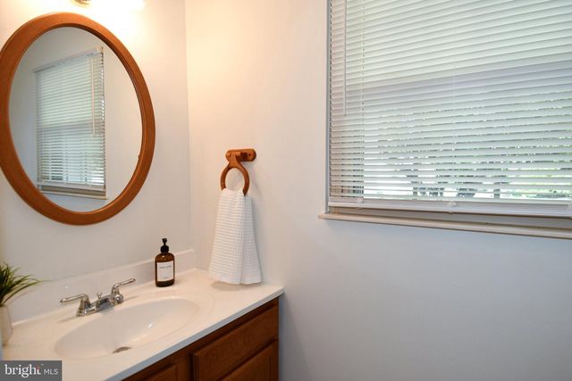 13985 CABELLS MILL DR, Centreville, VA 20120
