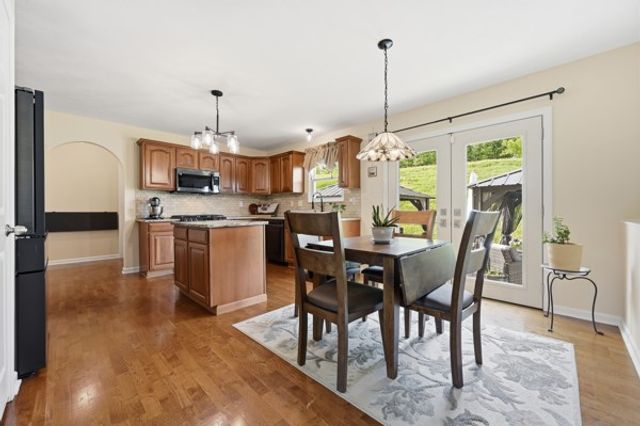 302 Davinci Ct, Rostraver, PA 15012