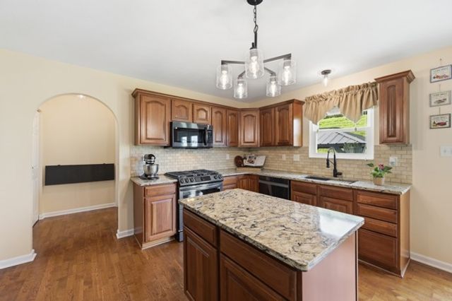 302 Davinci Ct, Rostraver, PA 15012