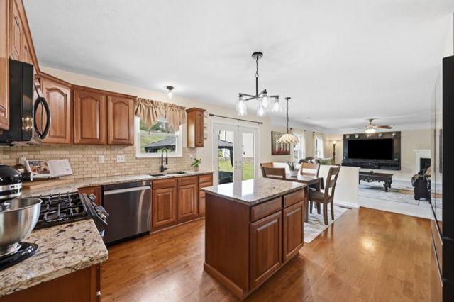 302 Davinci Ct, Rostraver, PA 15012