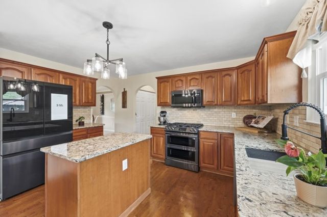 302 Davinci Ct, Rostraver, PA 15012