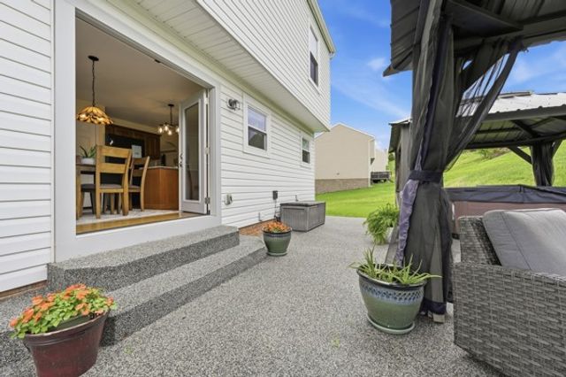 302 Davinci Ct, Rostraver, PA 15012