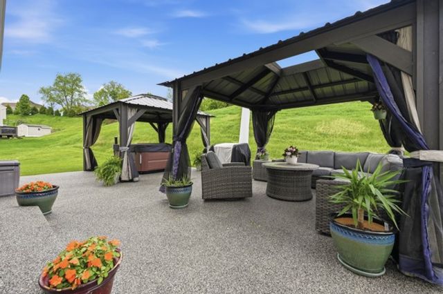 302 Davinci Ct, Rostraver, PA 15012