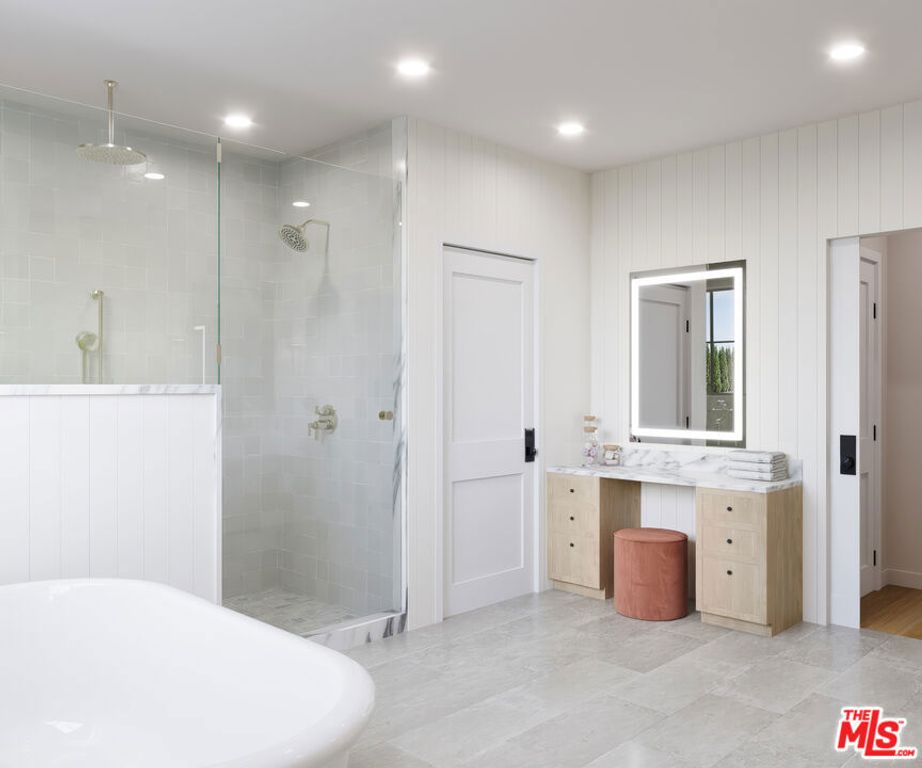 Image 7 of property listing at 354 Entrada Drive, Santa Monica, CA 90402