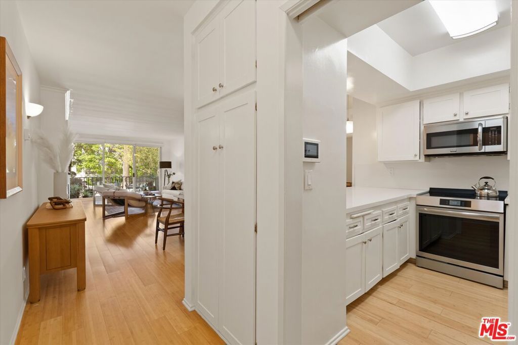 Image 12 of property listing at 900 Euclid Street 111, Santa Monica, CA 90403
