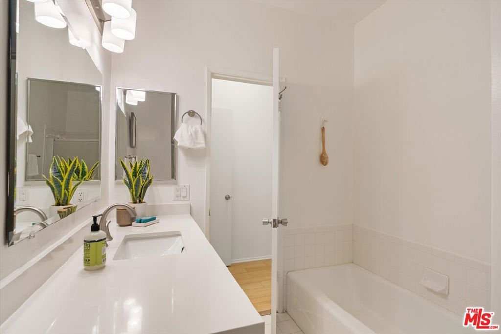 Image 22 of property listing at 900 Euclid Street 111, Santa Monica, CA 90403