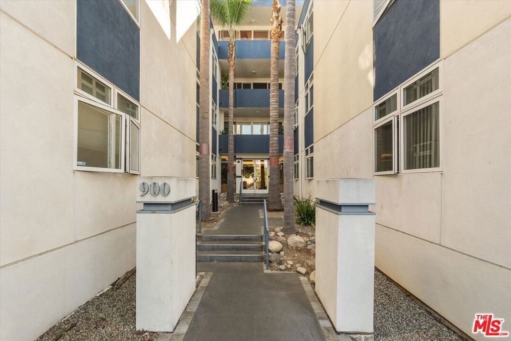 Image 36 of property listing at 900 Euclid Street 111, Santa Monica, CA 90403