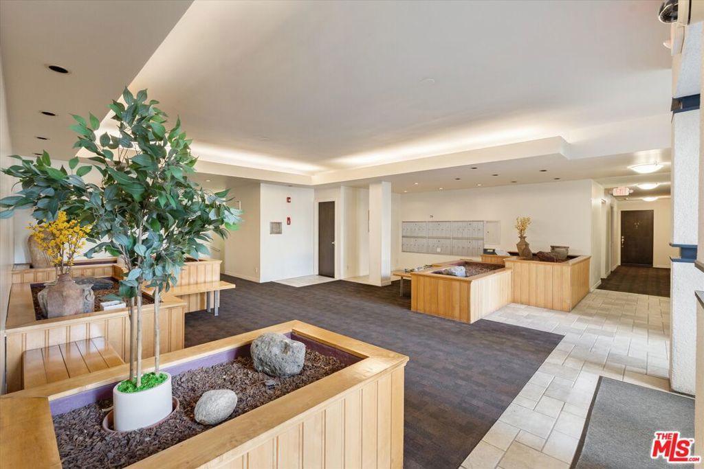 Image 38 of property listing at 900 Euclid Street 111, Santa Monica, CA 90403