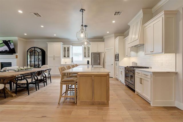 209 Pont De Normandie Court, Edmond, OK 73034