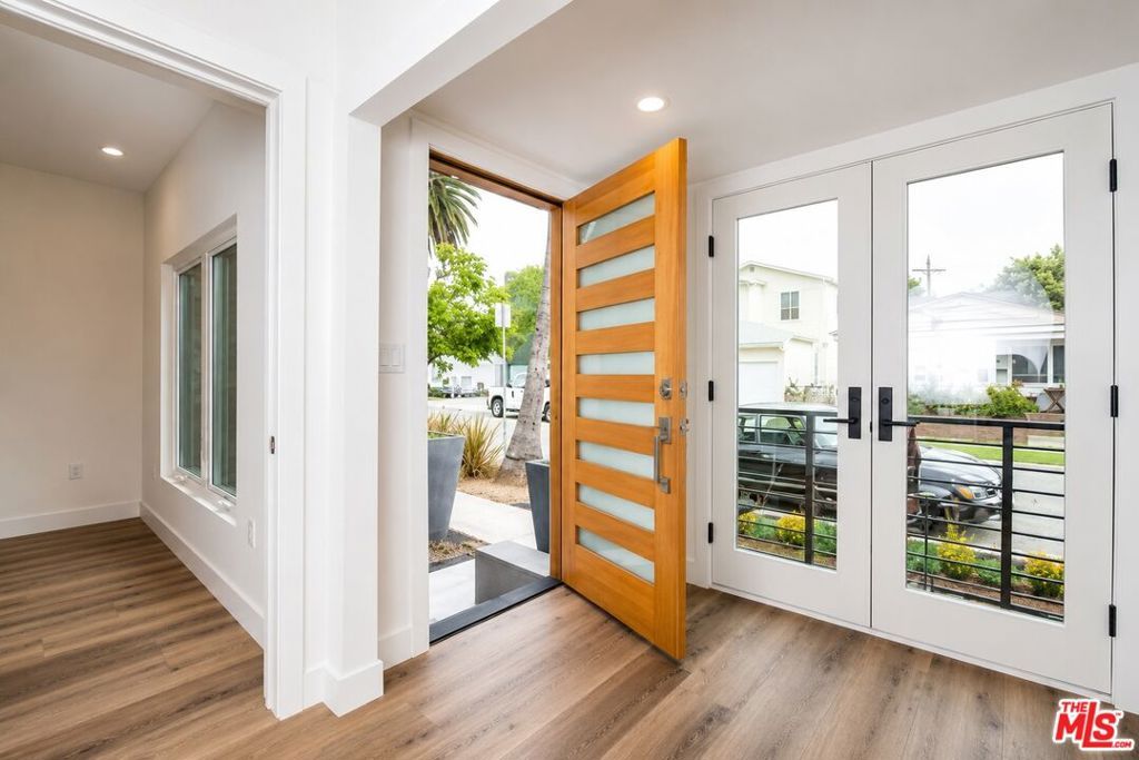 Image 2 of property listing at 2341 Beach Avenue, Los Angeles, CA 90291