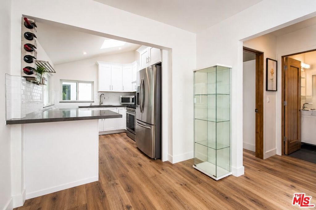 Image 3 of property listing at 2341 Beach Avenue, Los Angeles, CA 90291