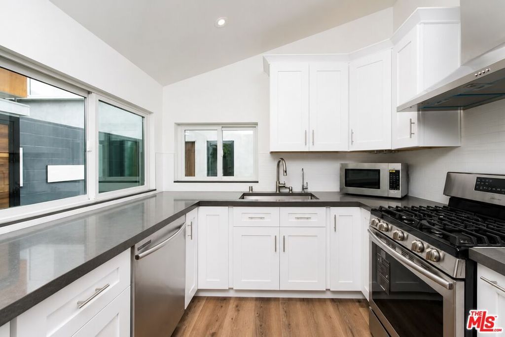 Image 4 of property listing at 2341 Beach Avenue, Los Angeles, CA 90291