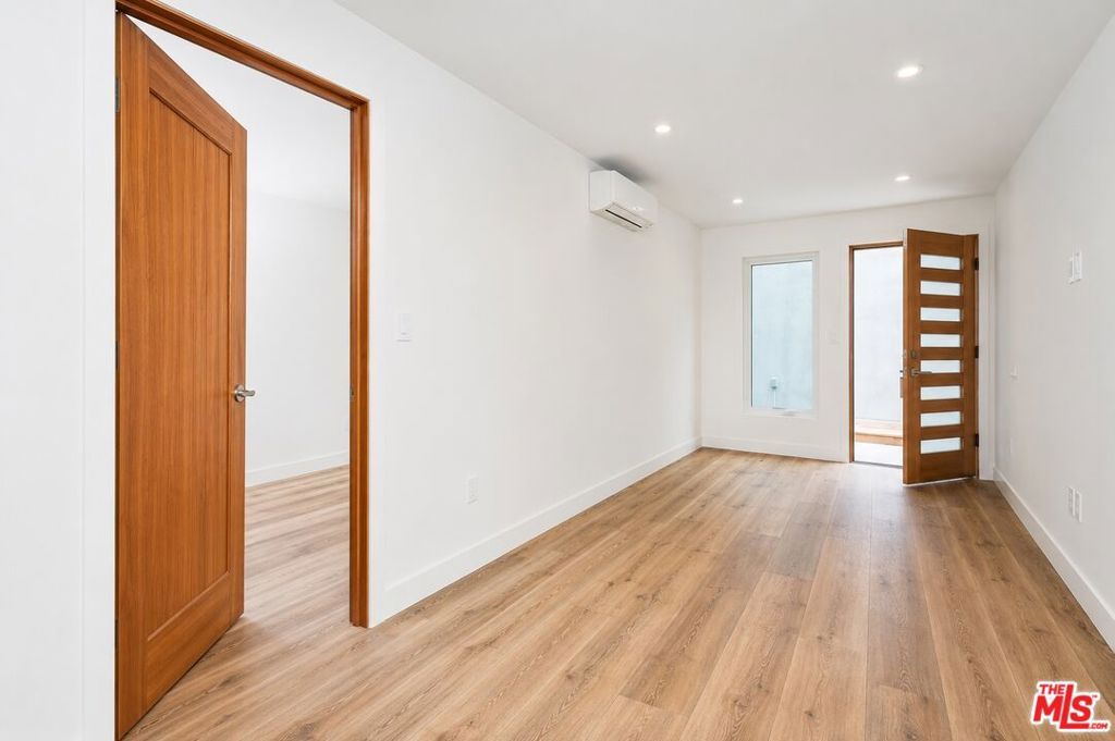 Image 6 of property listing at 2341 Beach Avenue, Los Angeles, CA 90291
