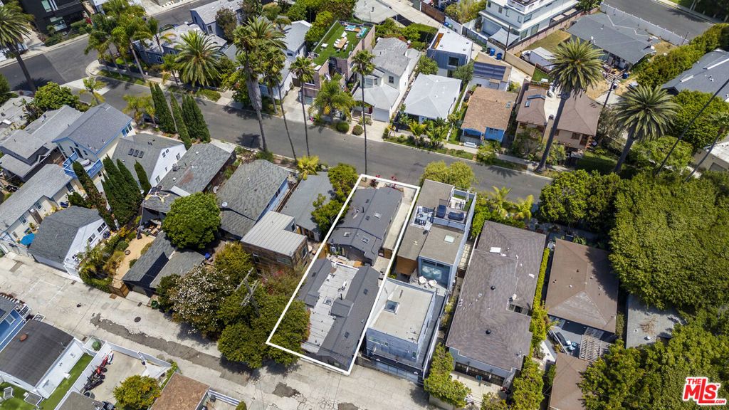 Image 7 of property listing at 2341 Beach Avenue, Los Angeles, CA 90291