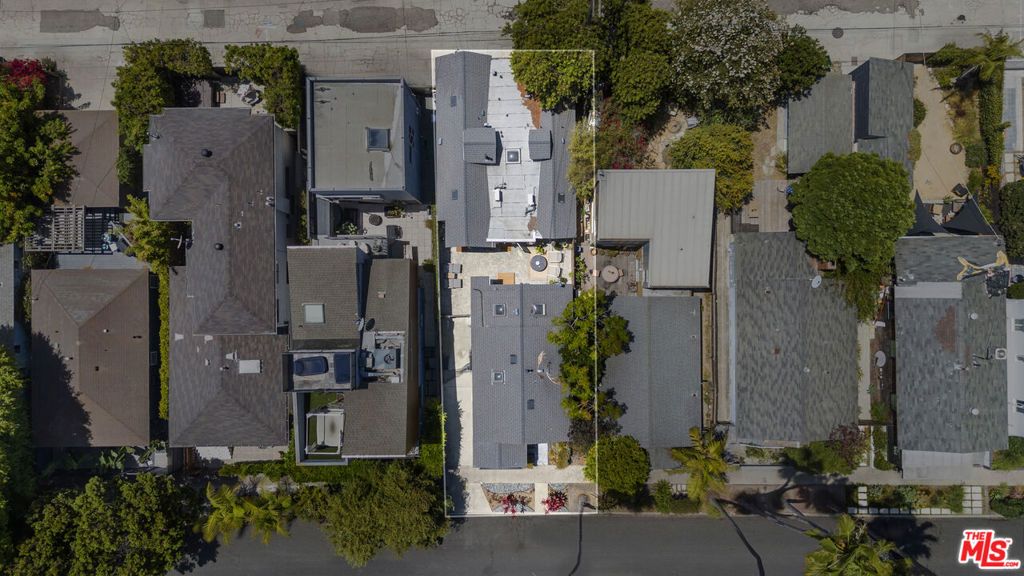 Image 8 of property listing at 2341 Beach Avenue, Los Angeles, CA 90291