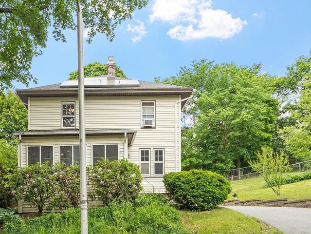 11 Wakefield St, Worcester, MA 01605