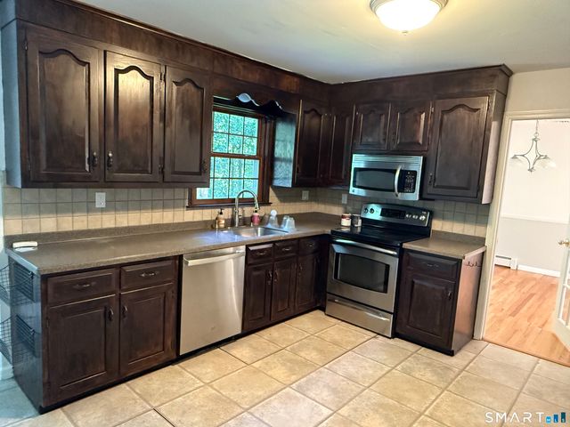40 Horse Stable Circle, Shelton, CT 06484