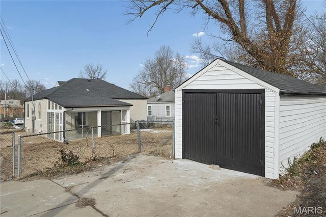 222 Henquin Drive, St Louis, MO 63135