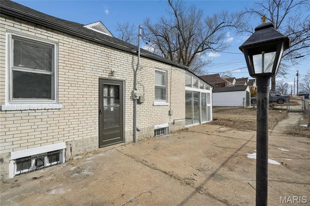 222 Henquin Drive, St Louis, MO 63135