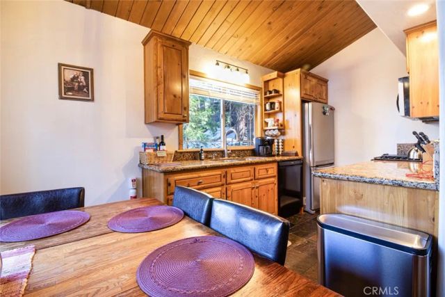 24719 Valle, Crestline, CA 92325
