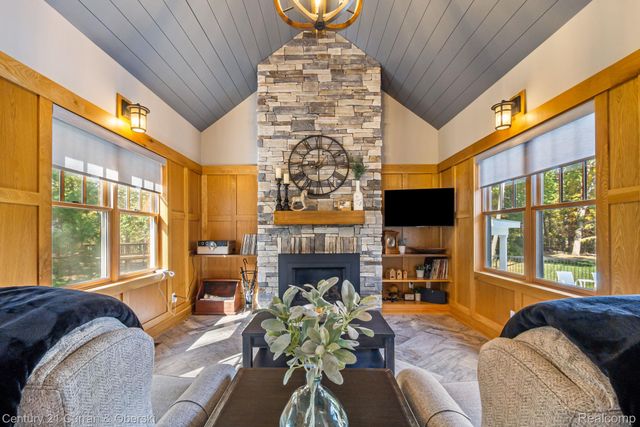 1306 Victoria Lane, Fenton Charter Township, MI 48430