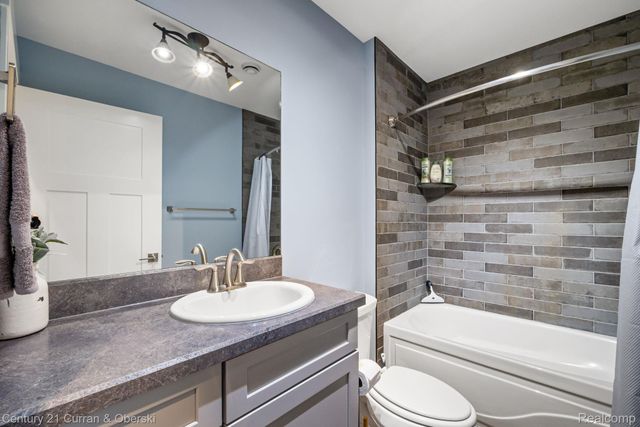 1306 Victoria Lane, Fenton Charter Township, MI 48430