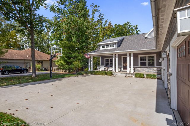 1306 Victoria Lane, Fenton Charter Township, MI 48430