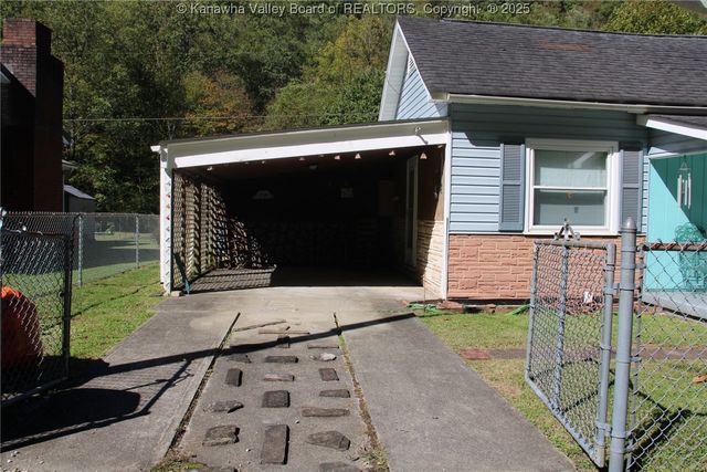 340 Morris Drive, Montgomery, WV 25136